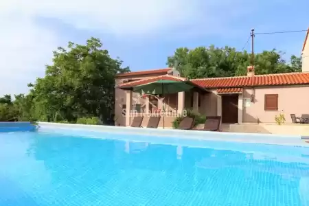 LABIN, ISTRIEN, RENOVIERTES HAUS MIT ZWEI WOHNUNGEN UND SCHWIMMBAD IN DER NÄHE DER STADT