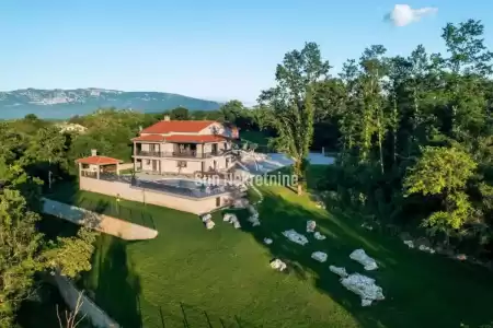 LABIN, PIĆAN, ISTRIEN, LUXUSVILLA UMGEBEN VON GRÜN