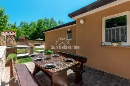 LABIN, ISTRIA, CASA CON PISCINA IMMERSA NEL VERDE