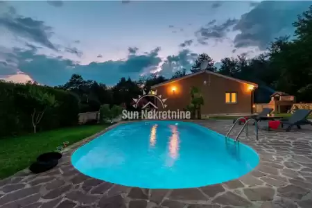 LABIN, ISTRIA, HOUSE WITH SWIMMING POOL SURROUNDED BY GREENERY