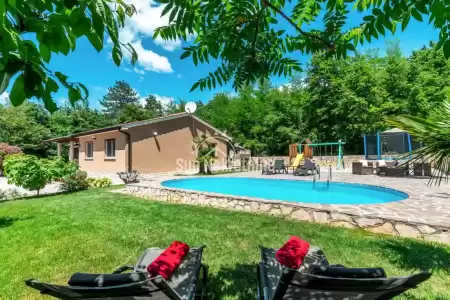 LABIN, ISTRIEN, HAUS MIT SCHWIMMBAD IM GRÜNEN UMGEBEN