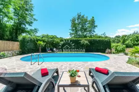 LABIN, ISTRIA, HOUSE WITH SWIMMING POOL SURROUNDED BY GREENERY