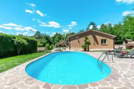 LABIN, ISTRIEN, HAUS MIT SCHWIMMBAD IM GRÜNEN UMGEBEN