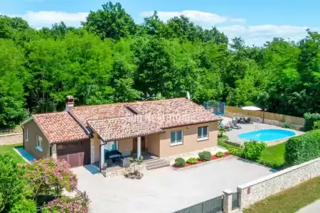 LABIN, ISTRIEN, HAUS MIT SCHWIMMBAD IM GRÜNEN UMGEBEN