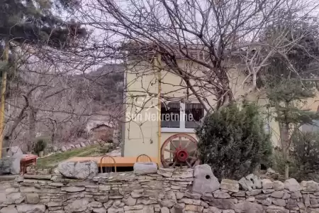 LUPOGLAV, ISTRIA, CASA IN PIETRA SOTTO IL PARCO NATURALE DELL'UČKA