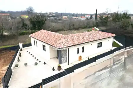 MARČANA, ISTRA, PREDIVNA  NOVOGRADNJA SA BAZENOM U MIRNOM SEOSKOM OKRUŽENJU
