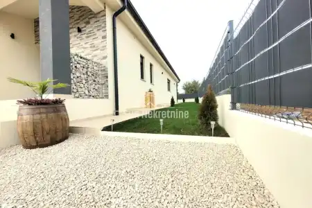 MARČANA, ISTRA, PREDIVNA  NOVOGRADNJA SA BAZENOM U MIRNOM SEOSKOM OKRUŽENJU