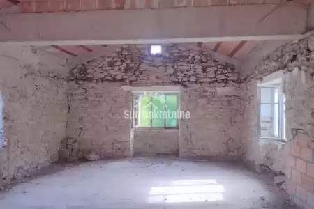 PIĆAN, ISTRIA, TRADITIONAL STONE ISTRIAN HOUSE FOR RENOVATION WITH LARGE GARDEN