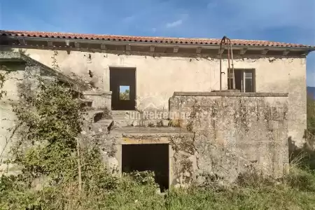 PIĆAN, ISTRIA, TRADITIONAL STONE ISTRIAN HOUSE FOR RENOVATION WITH LARGE GARDEN