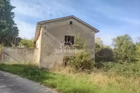 PIĆAN, ISTRIEN, TRADITIONELLES ISTRISCHES STEINHAUS ZUR RENOVIERUNG MIT GROSSEM GARTEN