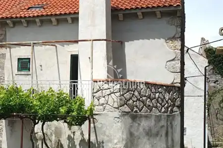 PLOMIN, ISTRIEN, STEINHAUS MIT MEERBLICK