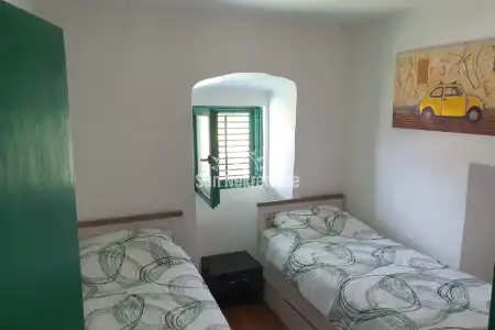 PLOMIN, ISTRIEN, STEINHAUS MIT MEERBLICK