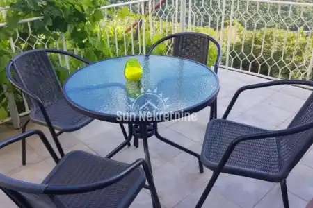 PLOMIN, ISTRIEN, STEINHAUS MIT MEERBLICK