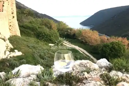 PLOMIN, ISTRIEN, STEINHAUS MIT MEERBLICK