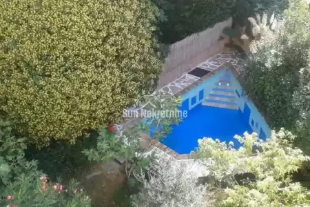 PULA, ISTRA, APARTMANSKA KUĆA SA BAZENOM, UDALJENA 150 M OD PLAŽE