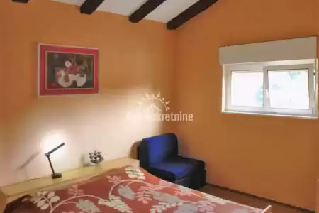 PULA, ISTRIEN, WOHNUNG IM 2. STOCK, VOM MEER 150 M