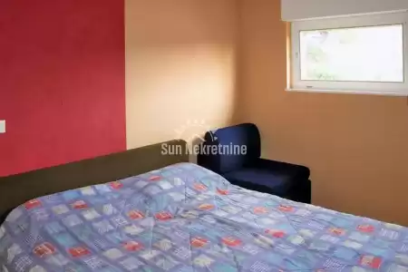 PULA, ISTRIEN, WOHNUNG IM 2. STOCK, VOM MEER 150 M
