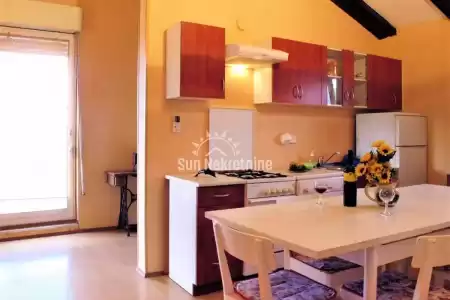 PULA, ISTRIEN, WOHNUNG IM 2. STOCK, VOM MEER 150 M