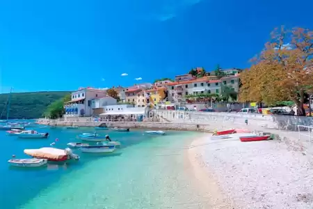 RABAC, ISTRIA, DUE APPARTAMENTI IN OTTIMA POSIZIONE, A 50 M DAL MARE