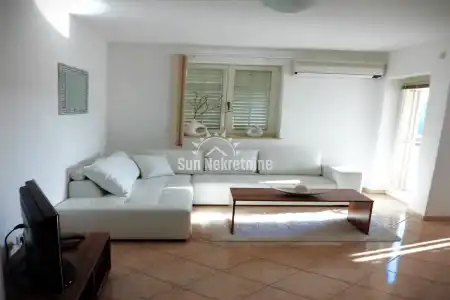 RABAC, ISTRA, PROSTARAN STAN SA PANORAMSKIM POGLEDOM NA MORE