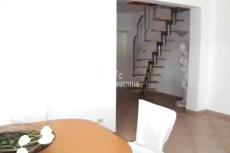 RABAC, ISTRA, PROSTARAN STAN SA PANORAMSKIM POGLEDOM NA MORE