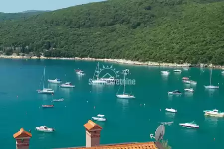 RABAC, ISTRIA, DUE APPARTAMENTI IN OTTIMA POSIZIONE, A 50 M DAL MARE