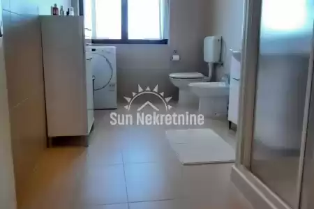 TINJAN, ISTRA, SAMOSTOJEĆA KUĆA SA PROSTRANOM OKUĆNICOM