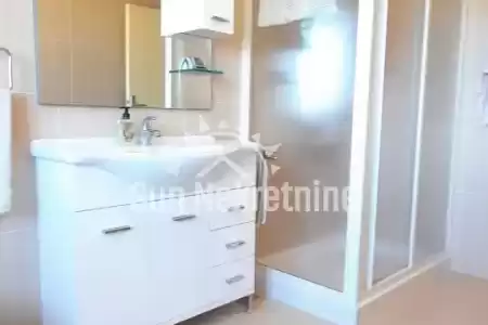 TINJAN, ISTRA, SAMOSTOJEĆA KUĆA SA PROSTRANOM OKUĆNICOM