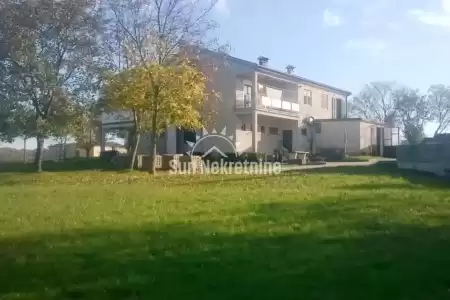 TINJAN, ISTRA, SAMOSTOJEĆA KUĆA SA PROSTRANOM OKUĆNICOM