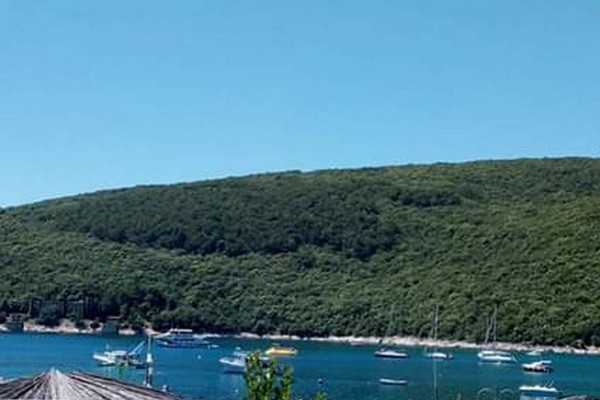 RABAC, ISTRA, TROSOBAN STAN UDALJEN 20 M OD MORA