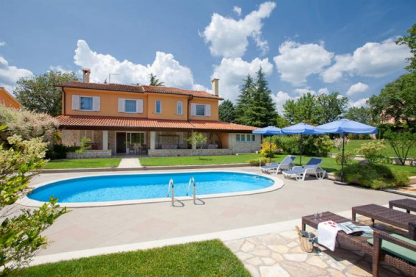 Labin, Istra, kuća sa bazenom u blizini centra grada
