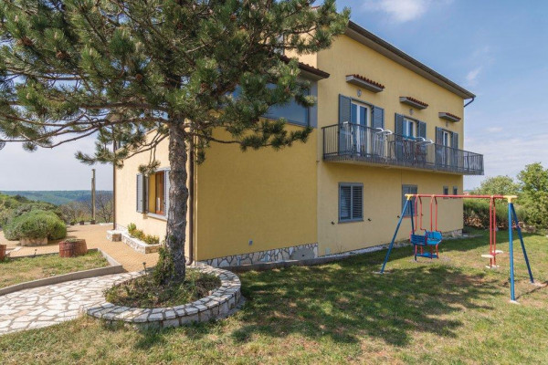 Labin, Istra , prostrana kuća sa više apartmana, bazenom i prekrasnim pogledom na zelenilo