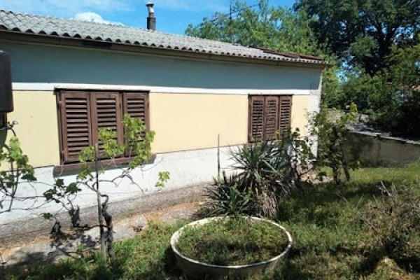 LABIN, ISTRA, KUĆA U OKOLICI LABINA OKRUŽENA ZELENILOM