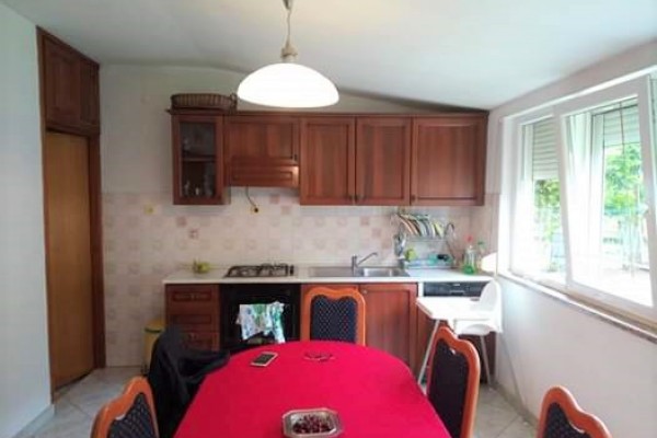 RAŠA, ISTRA, STAN SA POMOĆNIM OBJEKTOM I GARAŽOM